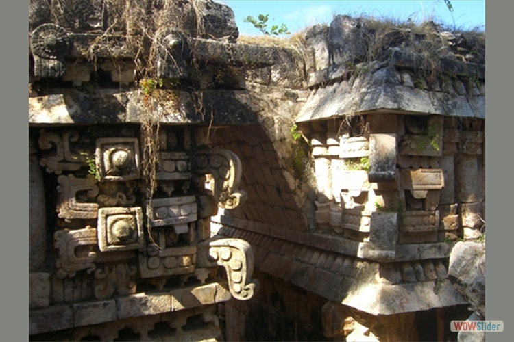 Labna-pasaje abovedado de un palacio