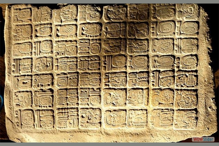 Palacio Corona guatemala - estela maya