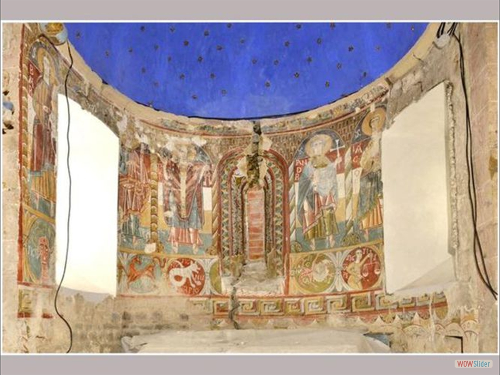 Detalle de las pinturas aparecidas en el interior de la iglesia de Ourjout de Les Bordes-sur-Lez, al sur de Francia, en las que se pueden ver, en la superior, cinco apóstoles, representados de pie bajo unas arcadas: San Bartolomé, San Andrés, San Pedro y Santiago. En la zona central, dentro de unos medallones, cinco signos del zodiaco: el león, el escorpión, cáncer, libra y capricornio, representados por figuras de animales y también por personas. En la parte inferior una cenefa geométrica recorre la escena de punta a punta, según las fotografías facilitadas por la Drac del gobierno francés.