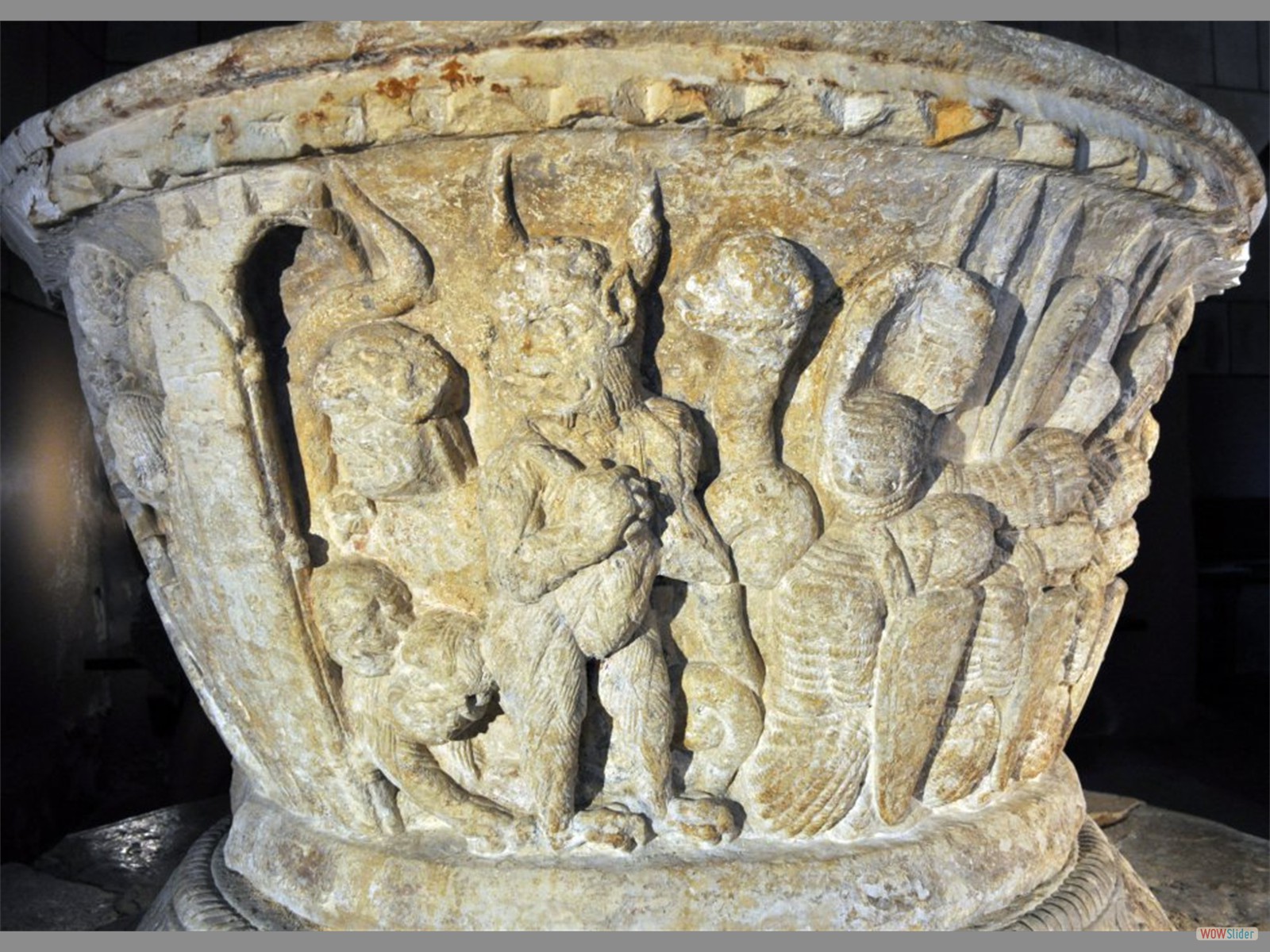 Pila bautismal en la iglesia de Calahorra de Boedo (Palencia).