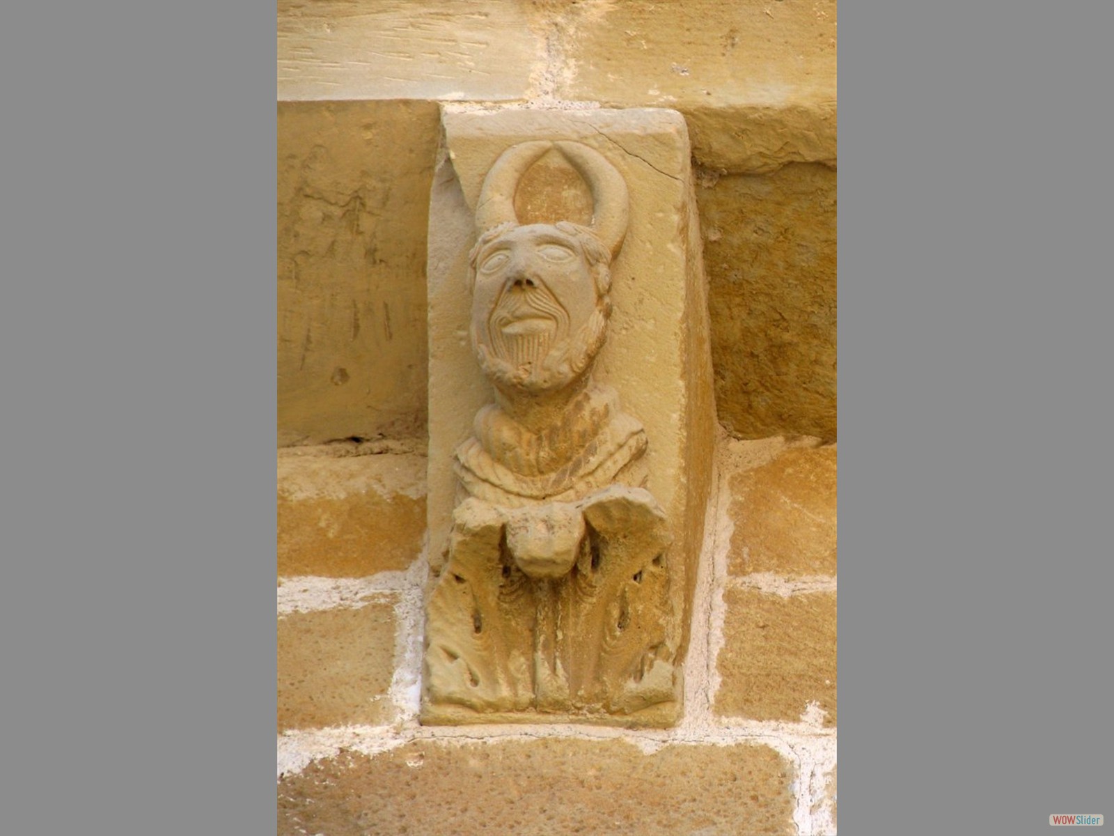 Canecillo decorado con la figura de un diablo en la iglesia de Ochánduri (La Rioja).