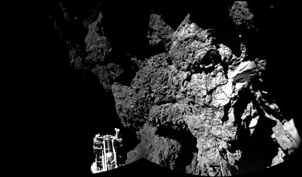 La ESA ha publicado este jueves, 13 de noviembre, la primera imagen de la 'Philae' sobre el cometa 67PChuryumov-Gerasimenko. La foto forma parte de un mosaico compuesto por dos instantáneas que muestra una de las tres patas de la sonda pegada al suelo. "Ahora que estoy segura sobre el suelo, esta es el aspecto que tiene mi nuevo hogar 67P desde mi posición", ha afirmado el módulo en un tweet.