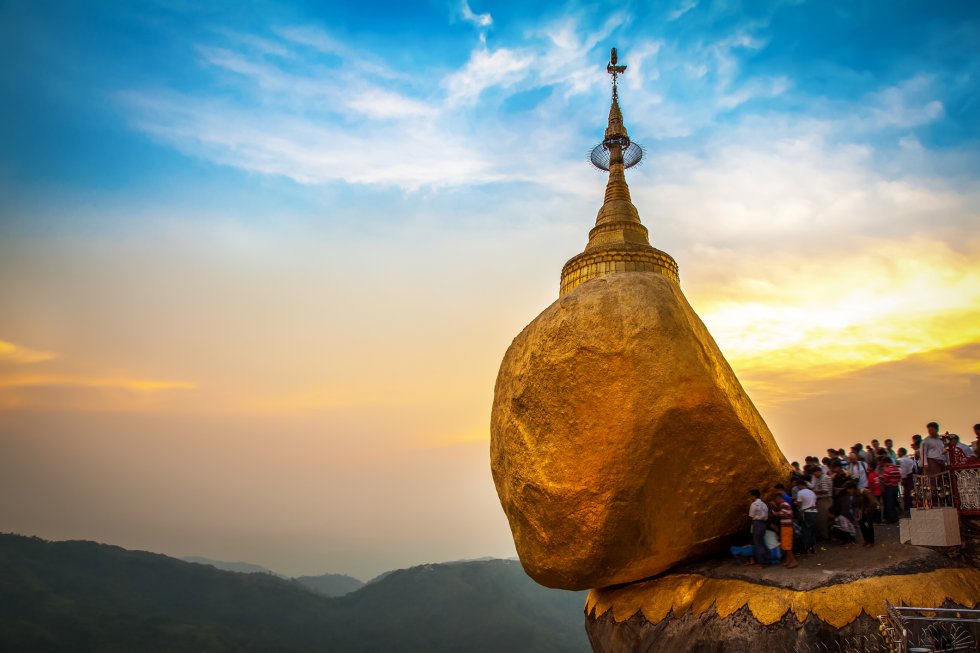 Un solo pelo de Buda evita que esta roca caiga de la cornisa rocosa, o eso dice la tradición. La Roca Dorada, de 7 metros de altura, en lo alto del monte Kyaiktiyo, en el estado Mon, es uno de los lugares más sagrados de Myanmar, y los peregrinos budistas (solo hombres) han ido cubriendo su superficie con pan de oro y han construido una estupa dorada (un santuario budista) en lo alto. La mejor época para visitarla es de noviembre a marzo, época de peregrinaje, entre velas, ofrendas de frutas y cánticos de los monjes. Los peregrinos se quitan las sandalias para emprender la ascensión de 11 kilómetros desde Kinpun. El resto de visitantes sube en camiones que parten camino arriba cuando se llenan. La visita al atardecer es espectacular, pero los camiones dejan de circular al ponerse el sol, así que lo mejor es alojarse en una pensión junto a la pagoda. A Kinpun se llega en autobús desde Rangún en unas cinco horas.
