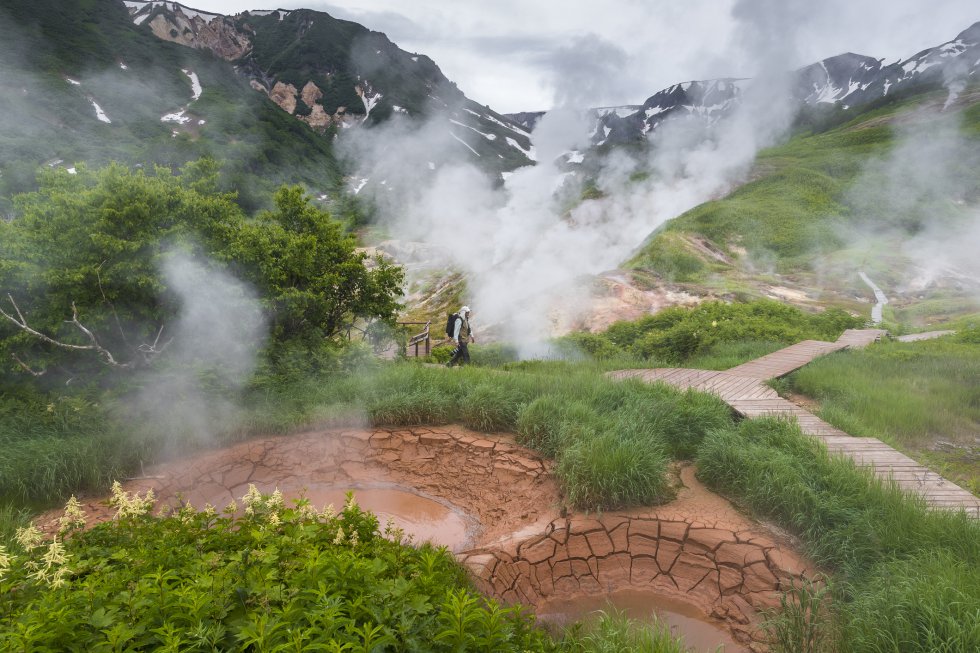 La península de Kamchatka, en el extremo oriental de Rusia, es un lugar donde la furia del magma de la tierra nunca queda lejos de la superficie. El valle de los Géiseres, de 6 kilómetros de longitud, se alimenta de los 250º C del estratovolcán Kijpinich. Más de 100 fuentes termales y géiseres disparan vapor al aire gélido de la reserva natural Kronotsky, tan remota que sus maravillas geológicas no se exploraron a fondo hasta la década de 1970. Uno de los descubrimientos más impresionantes fue el valle de la Muerte, un desfiladero en el que se acumulan gases volcánicos en una concentración tal que matan a cualquier animal que se acerque. El valle de los Géiseres se puede visitar en helicóptero. Desde Moscú hay vuelos al aeropuerto más cercano, Petropavlovsk-Kamchatsky.   travelkamchatka.com 