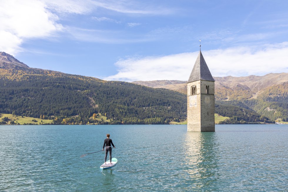 Con su fondo de montañas y riberas arboladas, el lago de Reschensee es una estampa natural intacta, a excepción de la torre que brota de sus aguas. Ubicado en la región italiana del sur del Tirol, el lago fue creado artificialmente al construirse una presa en 1950. Además de un área de cinco kilómetros, de campos y decenas de hogares, también quedo sumergida una iglesia del siglo XIV, de la que ahora sobresale el campanario. En pleno invierno, se puede andar sobre el lago helado hasta tocar la torre. El Reschensee está próximo a la frontera italiana con Suiza y Austria, y se visita desde los tres países.  suedtirolerland.it 