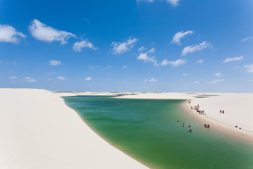 A primera vista parecen un espejismo, pero el parque nacional dos Lençóis Maranhenses, no tiene nada de fantasía óptica. Situado en el estado nororiental de Maranhão, forma un paisaje de envolventes dunas blancas intercaladas por irresistibles lagunas cerúleas que solo están entre marzo y septiembre. Desde el aire, parecen onduladas sábanas (lençóis en portugués) tendidas a ras de suelo en todas direcciones. A los Lençóis Maranhenses se puede ir desde el pueblo cercano de Barreirinhas, a 5 horas en coche desde la ciudad de São Luís, desde donde salen circuitos en todoterrenos que suelen acercarse a algunas de las lagunas más grandes del parque: Lagoa Azul y Lagoa Bonita.
