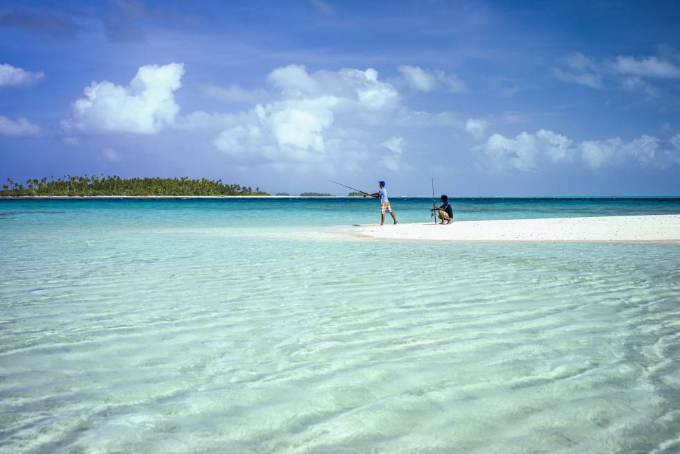 El nombre de esta isla del Pacífico, Christmas Island (Kiritimati), al noroeste de Australia, tiene razón histórica: el capitán Cook recaló en ella el 24 de diciembre de 1777, y en el idioma local, además, Kiritimati tiene una pronunciación parecida a ‘Krismas’. Figura entre los atolones más grandes del mundo, justo encima de la línea del Ecuador, y está lejos de todo. La peculiar toponimia de la isla permite visitar Londres, París, Polonia (Poland) y Banana en un solo día, pues esto son los nombres –prácticos, políticos o personales– de los cuatro primeros asentamientos de la isla. La principal población de la isla, sin embargo, son las aves acuáticas, como los piqueros de Abbott y los charranes. También se puede salir en barca o vadear el agua para pescar, o recorrer el interior con una camioneta, eso sí, viajando siempre con un guía (es fácil perderse y sufrir una insolación). Fiji Airways vuela cada semana a Kiritimati desde Nadi (Fiyi) y Honolulu (Hawái).