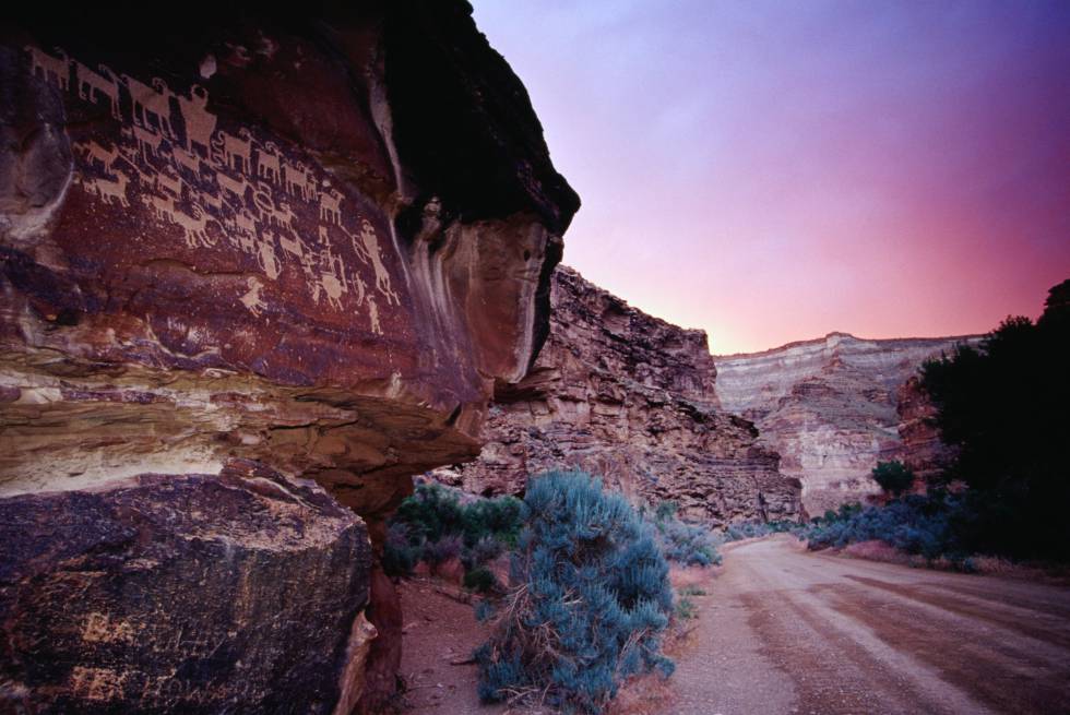 Escondida entre las ardientes montañas de arenisca de Utah encontramos una de las galerías de arte al aire libre y antiguas del mundo: Nine Mile Canyon, un cañón de 46 millas (74 kilómetros) que alberga miles de ancestrales petroglifos tallados por las tribus fremont y ute entre los años 600 y 1300. Las escenas –repartidas por todo el cañón y de fácil acceso por la carretera que lo cruza– muestran desde imágenes bélicas y sacrificios hasta la cría de animales y dinámicas familiares y grupales. Es interesante contemplar los grabados acompañados por un guía local que nos ayude a descifrar la narración visual y el significado de este singular arte rupestre. El cañón propone una maravillosa excursión de un día que requiere llevar comida y agua (no hay tiendas por el camino). Podremos conseguir información de los principales yacimientos de la zona en el centro de visitantes de Carbon County, en Price.  castlecountry.com 
