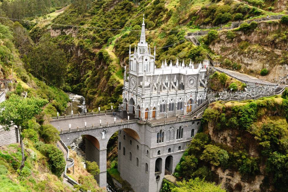 El santuario de la Virgen de Las Lajas está encaramado a 100 metros de altura en el cañón del río Guáitara, y se comunica con el otro lado del barranco por un puente. La construcción de este templo católico responde, según la leyenda, a una serie de milagros. Esta cuenta que una mujer india y su hija sordomuda se vieron sorprendidas por una tormenta en 1754 y, al refugiarse, vieron la imagen de la Virgen María en la pared de piedra y, acto seguido, la niña recuperó el habla y el oído. También que un hombre ciego recuperó aquí la vista. Desde entonces, los peregrinos empezaron a acudir en busca de cura y en 1949 la capilla construida en torno a la imagen se convirtió en esta gran iglesia, ubicada a dos kilómetros del pueblo de Ipiales, en la región colombiana de Nariño.