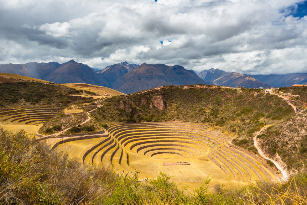 En una zona remota del montañoso Valle Sagrado de los Incas, cerca de Cuzco, encontramos estos anfiteatros de anillos concéntricos en terrazas cuya finalidad aún desconocen los científicos. Su diseño, profundidad, variedad de tamaño y posición en relación al sol y al viento parecen indicar que fueron centros de investigación agrícola. Cada terraza tiene unas condiciones climáticas distintas (microclimas), una por cada tipo de cultivo que plantaban los incas. Con una variación de 15ºC entre el bancal superior y el inferior, y muestras de suelo traídas desde diferentes lugares, es probable que los incas investigaran en este laboratorio agrícola las condiciones óptimas para cada cultivo. Se puede ir a Moray (en taxi) desde Maras, ubicado a cinco kilómetros, o en un circuito guiado desde Cuzco.
