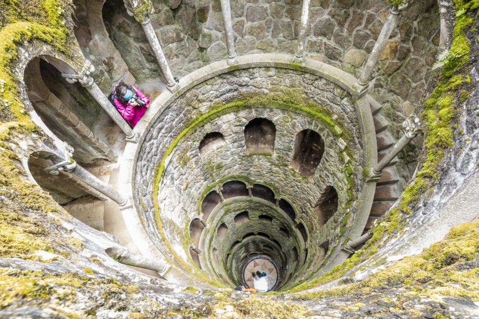 Las escaleras de caracol de estas torres representan un viaje de la muerte a la reencarnación. Hay pistas de alquimia desconocida repartidas por la finca de la Quinta da Regaleira (protegida por la Unesco), con una llamativa mezcla de estilos arquitectónicos y ostentosos jardines. Debajo de esta fastuosa residencia, encargada por el magnate del café António Carvalho Monteiro, se esconden dos pozos en los que no hay agua, y que acogieron antaño para ritos iniciáticos masónicos. Uno tiene nueve niveles que representan los nueve círculos del Cielo y el Infierno de Dante, a lo largo de sus 27 metros de altura. El otro tiene una escalera recta –con escalones numerados según los principios masónicos– que baja hasta una cruz templaria. La Quinta da Regaleira, en Sintra, a unos 30 kilómetros de Lisboa, abre a diario.  regaleira.pt 