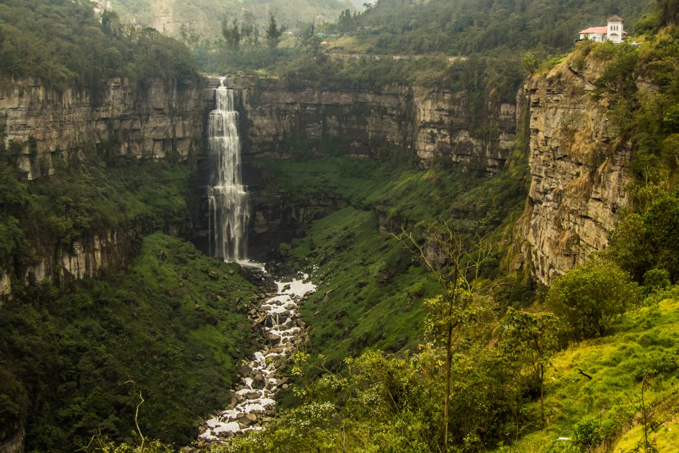 Con vistas a la cascada del mismo nombre, de 157 metros de caída, este hotel-museo (en la imagen, arriba a la derecha), ubicado a 32 kilómetros al suroeste de Bogotá, se inauguró en 1923 como mansión afrancesada 'fin de siècle', diseñada por el arquitecto Carlos Arturo Tapias. Durante años atrajo a la flor y nata de la sociedad bogotana e incluso un proyecto de ampliación la iba a convertir, en la década de 1950, en un gran complejo hotelero. Pero el plan quedó archivado y la creciente contaminación del río Bogotá redujo la afluencia de turistas. A principios de los años noventa el hotel quedó abandonado y se ganó la fama de casa encantada (por cierta afluencia de suicidas), hasta que ha sido restaurada gracias un proyecto conjunto del Instituto de Ciencias Naturales de la Universidad Nacional de Colombia y la Fundación Ecológica el Porvenir. En 2013, se transformó en un museo de la biodiversidad y la cultura, que se puede visitar en una escapada de un día desde Bogotá.