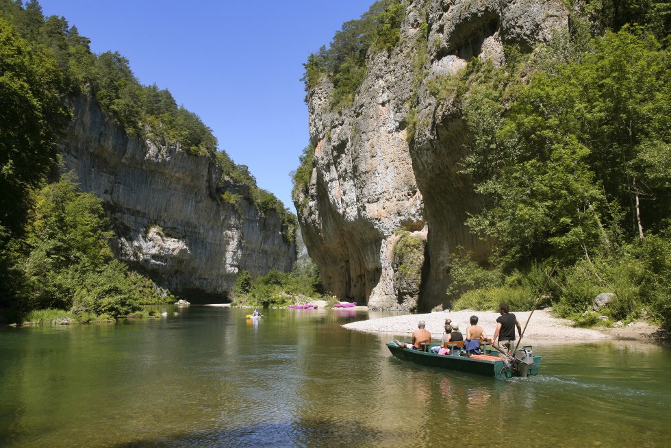 Antes de pasar bajo el viaducto de Millau, el río Tarn ha esculpido entre las mesetas calcáreas de Méjean y Sauveterre, en el parque natural de las Grands Causses, al sur de Francia, una profunda brecha que invita a un descenso fluvial entre paredones de roca caliza en barca desde el pueblo de La Malène, o remando en canoa desde Sainte-Enimie.  cevennes-gorges-du-tarn.com 