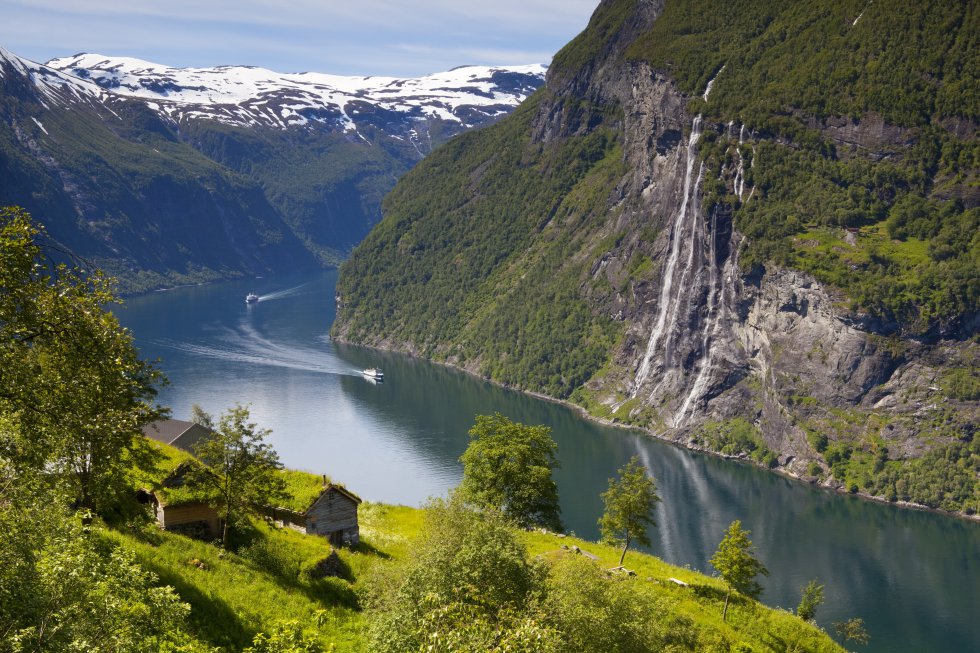 Contemplar la cascada de las Siete Hermanas, uno de cuyos siete brazos cae 250 metros hasta el agua, desde un crucero o un kayak es un clásico del fiordo de Geiranger, al noroeste de Noruega. Visitar las granjas abandonadas de Skagefla o Knivsfla, en vertiginosas repisas asomadas al precipicio, ayuda a comprender por qué este entorno es patrimonio mundial desde 2005.  fjordnorway.com 
