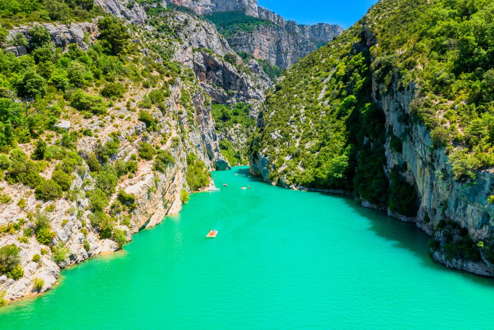 El río Verdón ha esculpido en la Alta Provenza este cañón, un surco entre paredes de hasta 700 metros de altura por el que discurren sus aguas turquesas, que muchos se animan a remontar en kayak desde el puente de Galetas, donde el cauce desemboca en el lago de Sainte Croix. Dos carreteras panorámicas con fabulosos miradores bordean el cañón por arriba: la Cornice Sublime (D71) al sur, entre Aiguines y Trigance, y la Route des Crêtes (D952) por el norte. lapalud-verdontourisme.com 