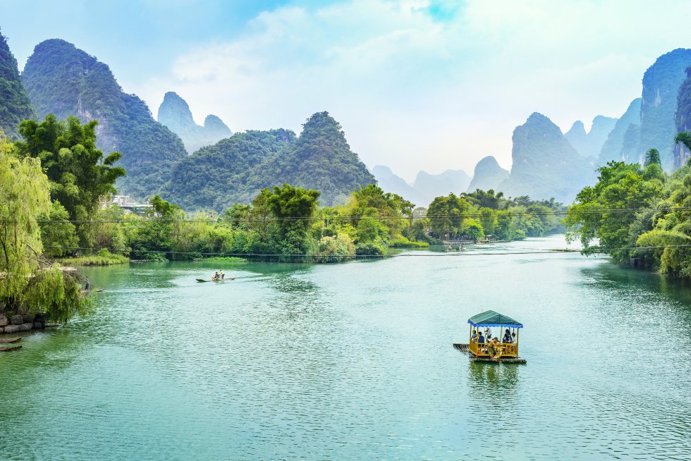 Cuenta la leyenda que la silueta de un dragón enamorado de la verde región de Guangxi, al sur de China, formó el paisaje de cumbres redondeadas que atraviesa el río Lijiang entre Guilin y Yangshuo. Una ruta fluvial de 83 kilómetros recorre paisajes de postal, como el sistema de montañas que rodean la localidad de Xing Ping (motivo de los billetes de 20 yuanes).  turismochina.org 