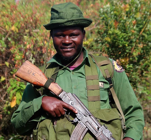 Un guardabosques del Parque Nacional Virunga, que guía a los turistas en su ascenso al volcán Nyiragongo, fotografiado en 2016. Foto: AP.